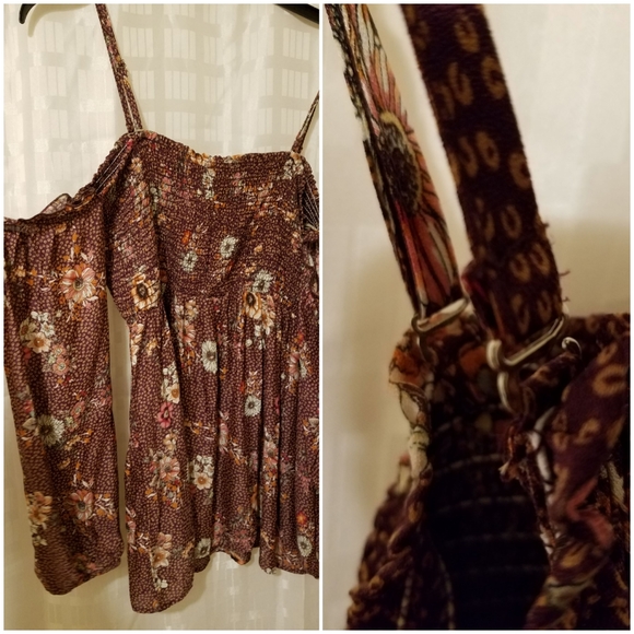 Gimmicks Floral Cold Shoulder Top - Picture 4 of 5